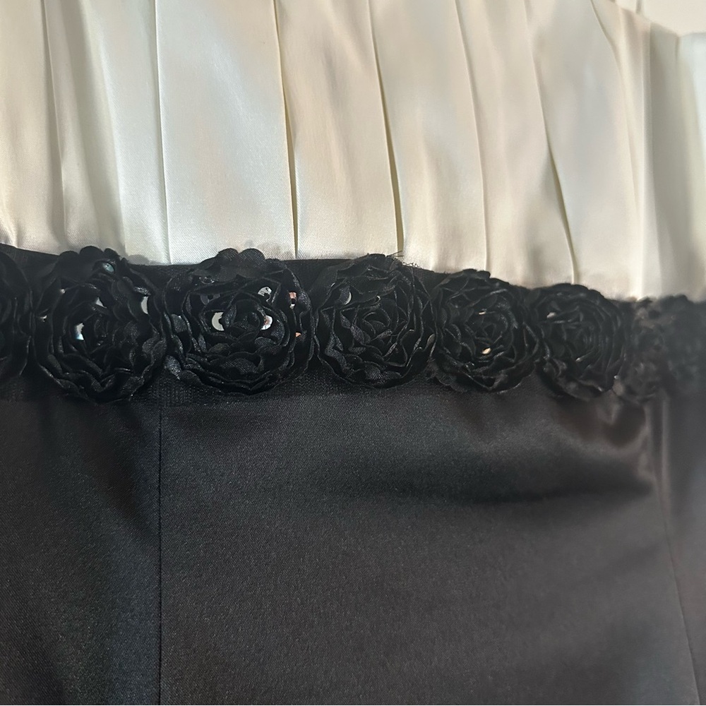 JS Collections Black & White Pleated Bodice Formal Gown Women’s Size 4 - Picture 3 of 16